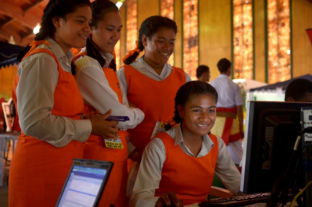 Estudantes de Tonga acessam a internet. Foto: Banco Mundial/Tom Perry