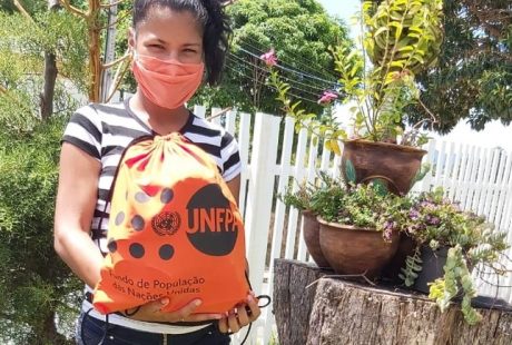 A venezuelana Horihanny Del Valle recebe kit do UNFPA em Pacaraima - Foto: UNFPA