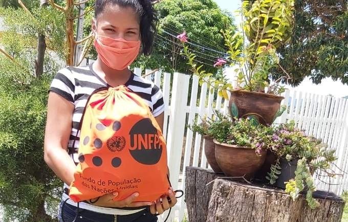 A venezuelana Horihanny Del Valle recebe kit do UNFPA em Pacaraima - Foto: UNFPA