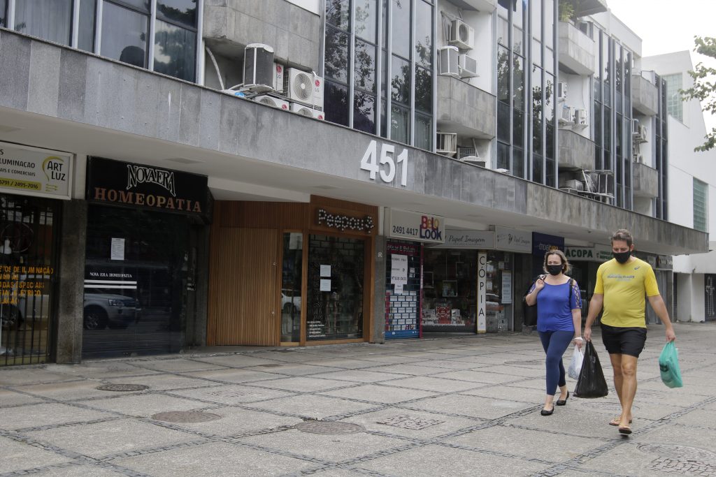 Centros comerciais da Barra da Tijuca funcionam com restrições após decreto governo estadual que flexibiliza medidas de isolamento social pela pandemia do novo coronavírus. Foto: Agência Brasil/Fernando Frazão