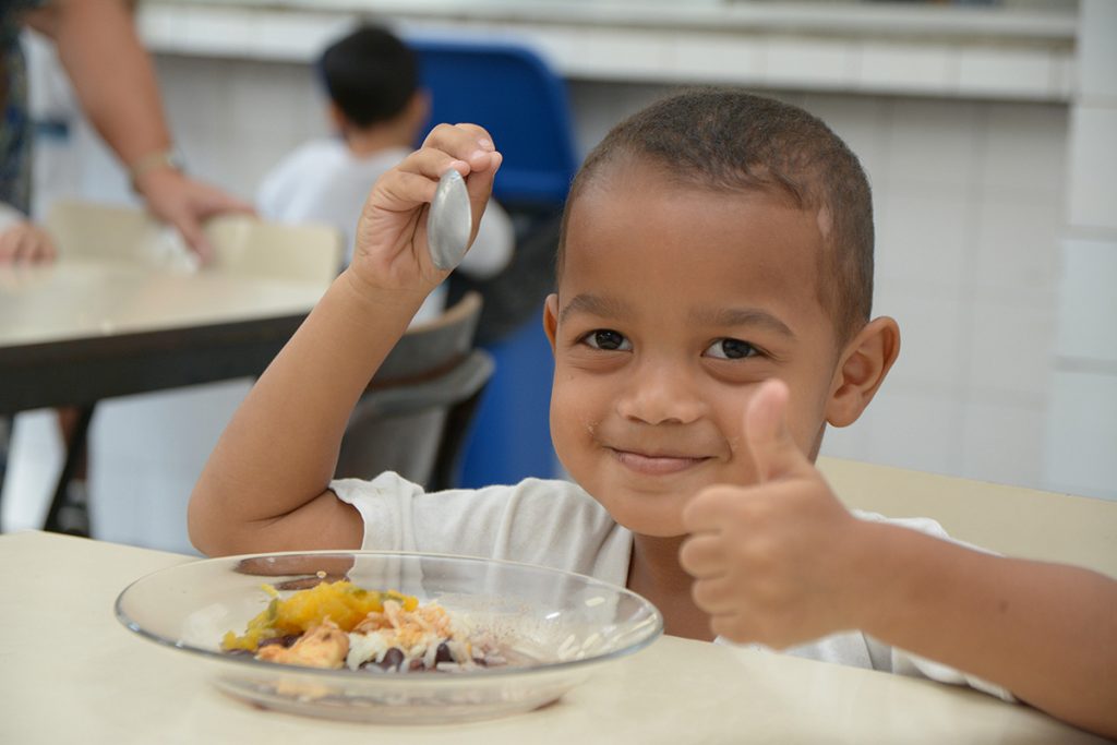 Com a pandemia, governos federal, estaduais e municipais tiveram que readequar normas e desenvolver estratégias para dar continuidade à entrega de alimentos a estudantes. Foto: Prefeitura do Rio de Janeiro