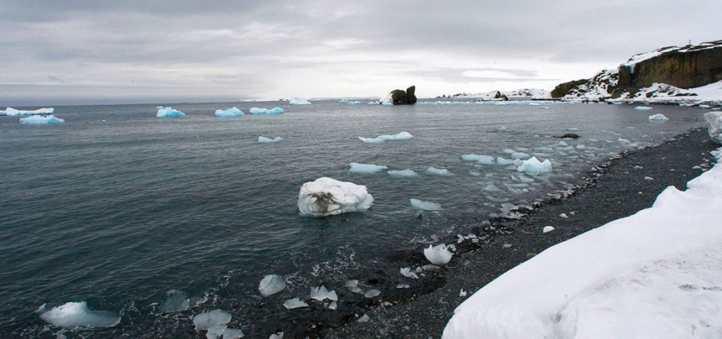 Vista aérea de derretimento de geleiras da ilha Rei George, Antártica. O relato de uma temperatura do Ártico mais típica dos trópicos ocorre alguns meses depois que a base de pesquisa argentina Esperanza, no extremo norte da península antártica, estabeleceu um novo recorde de temperatura. Foto: ONU/ Eskinder Debebe