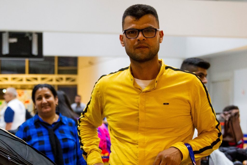 Famílias de refugiados chegam ao aeroporto de Beirute, no Líbano, antes de serem reassentadas em países terceiros. Foto: OIM/Angela Wells