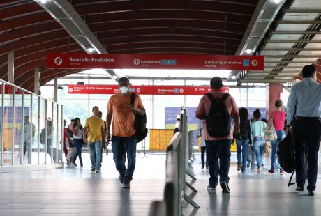 Passageiros usam máscaras na estação Pinheiros, em São Paulo (SP). Foto: Agência Brasil/Rovena Rosa