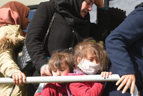 Refugiados e migrantes na fronteira de Pazarkule, perto de Edirne, na Turquia, na esperança de viajar para a Grécia. Foto: UNICEF