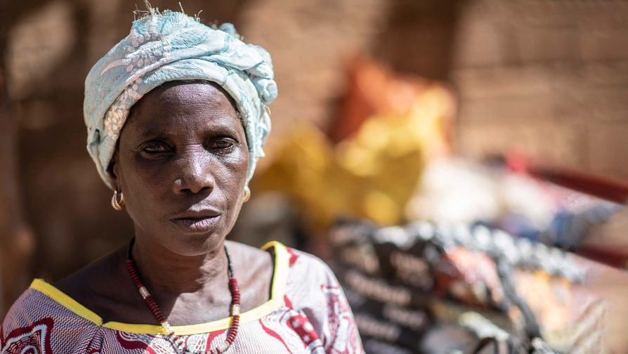 “Estou tão traumatizada que nem consigo me lembrar o que aconteceu. Não sei o que estou dizendo”, afirma Hawa, de 57 anos. Foto: ACNUR