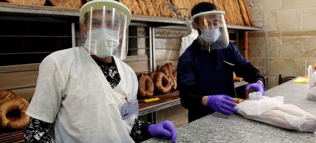 Funcionários de uma padaria em Constantine, Argélia, durante a crise da COVID-19. Foto: OIT/Yacine Imadalou