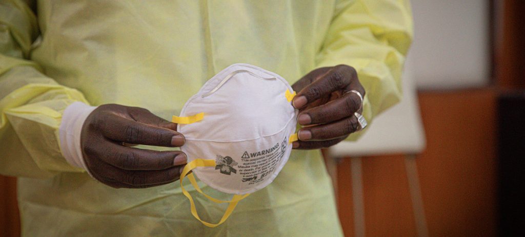 Um profissional de saúde em Brazzaville, no Congo, usa equipamentos para se proteger do novo coronavírus. Foto: OMS