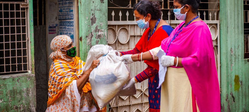 Entrega de ajuda humanitária a uma mulher em meio à pandemia de COVID-19 em Dhaka, Bangladesh. Foto: ONU Mulheres/Fahad Kaizer