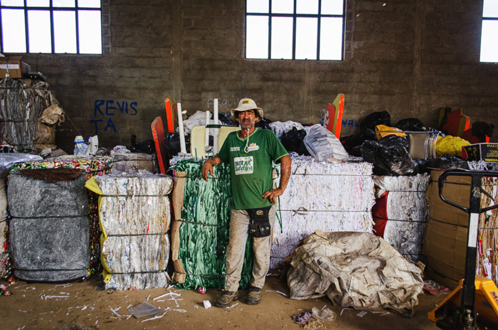 Reciclador em cooperativa de reciclagem de resíduos, em Votorantim, São Paulo. Foto: Paula Mariane - ODS 12