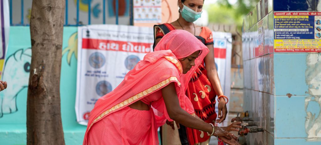 Uma mulher em Gujarat, na Índia, aprende sobre os benefícios da lavagem das mãos durante a pandemia de COVID-19. Foto: UNICEF/ Vinay Panjwani