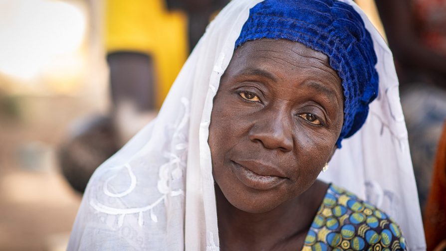 Zeinabou, de 42 anos, é fotografada no quintal da casa de seus parentes, em Burkina Faso. Três dias antes, ela presenciou o assassinato de seu marido. Foto: Sylvain Cherkaoui