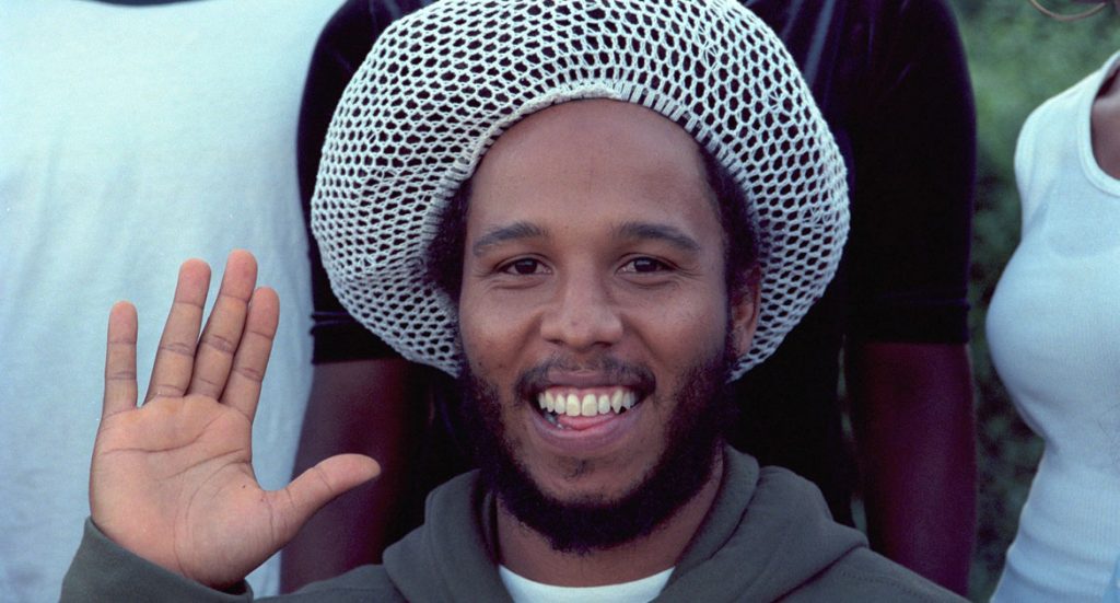 O artista e músico jamaicano Ziggy Marley promete seu apoio ao 'Say Yes for Children' enquanto visitava a sede da ONU, em julho de 2001. Foto: UNICEF/Nicole Toutounji