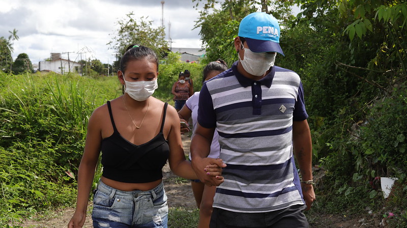 Enterros de indígenas mortos pela COVID-19 em São Gabriel da Cachoeira (AM), em maio. Foto: Paulo Desana/Dabakuri/Amazônia Real