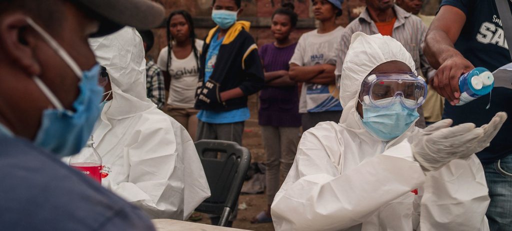 Profissionais de saúde em Madagascar testam cidadãos para a COVID-19. Foto: Banco Mundial/Henitsoa Rafalia