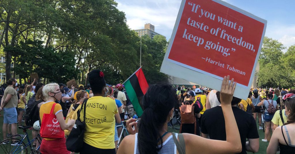 Manifestantes se reúnem em um parque no Brooklyn, Nova Iorque, para protestar contra o racismo e a violência policial. Foto: UN News/Daniel Dickinson