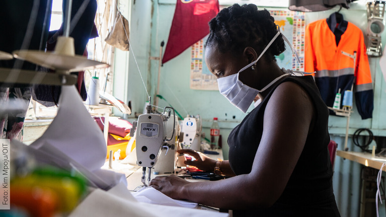 Os negócios liderados por mulheres foram mais afetados pela crise (48% fecharam “temporariamente” ou “de vez” contra 43,6% dos liderados por homens) .Foto: OIT/KM Mpofu