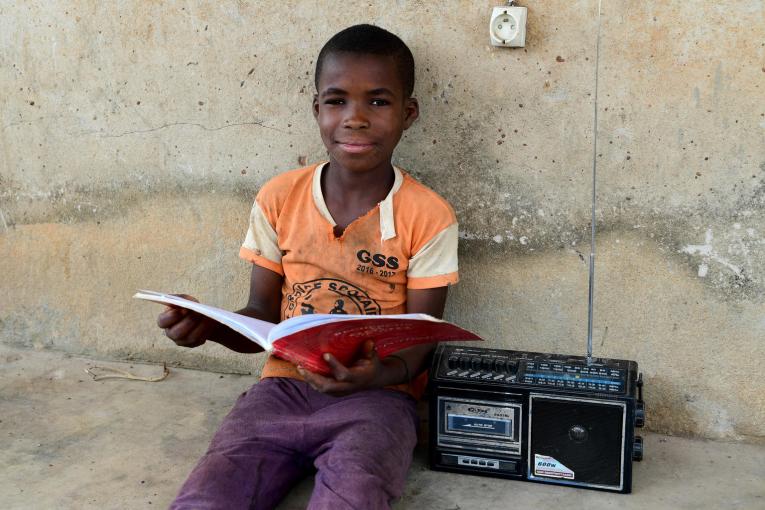 Em abril de 2020, um menino assiste a aulas pela rádio, na aldeia de Morovine, no norte da Costa do Marfim. Foto: UNICEF