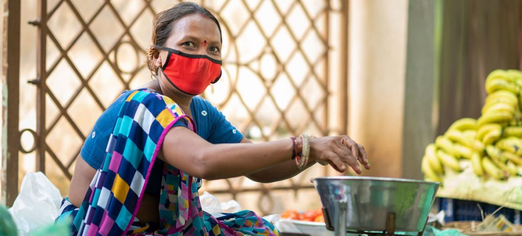 Uma mulher usa máscara facial enquanto trabalha em Gujarat, na Índia. Foto: UNICEF