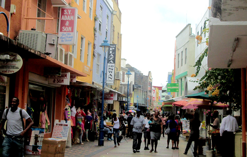 Rua comercial em Briedgetown, Barbados. Foto: Flickr/Roger W(CC)