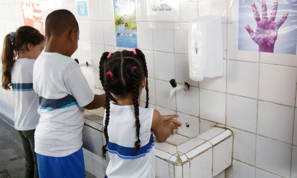 Alunos aprendem a prevenção ao novo coronavírus na Escola Municipal Pedro Ernesto, no Rio de Janeiro (RJ), através de cartazes, trabalhos escolares, e medidas de higiene e convívio pessoal. Foto: Agência Brasil/ Fernando Frazão