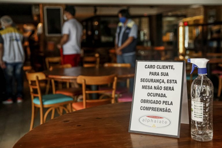 Saúde - coronavírus - economia cuidados prevenção contágio contaminação Covid-19 pandemia comércio distância mesas clientes distanciamento social (vistoria da Vigilância Sanitária em bares e restaurantes de Recife-PE) 