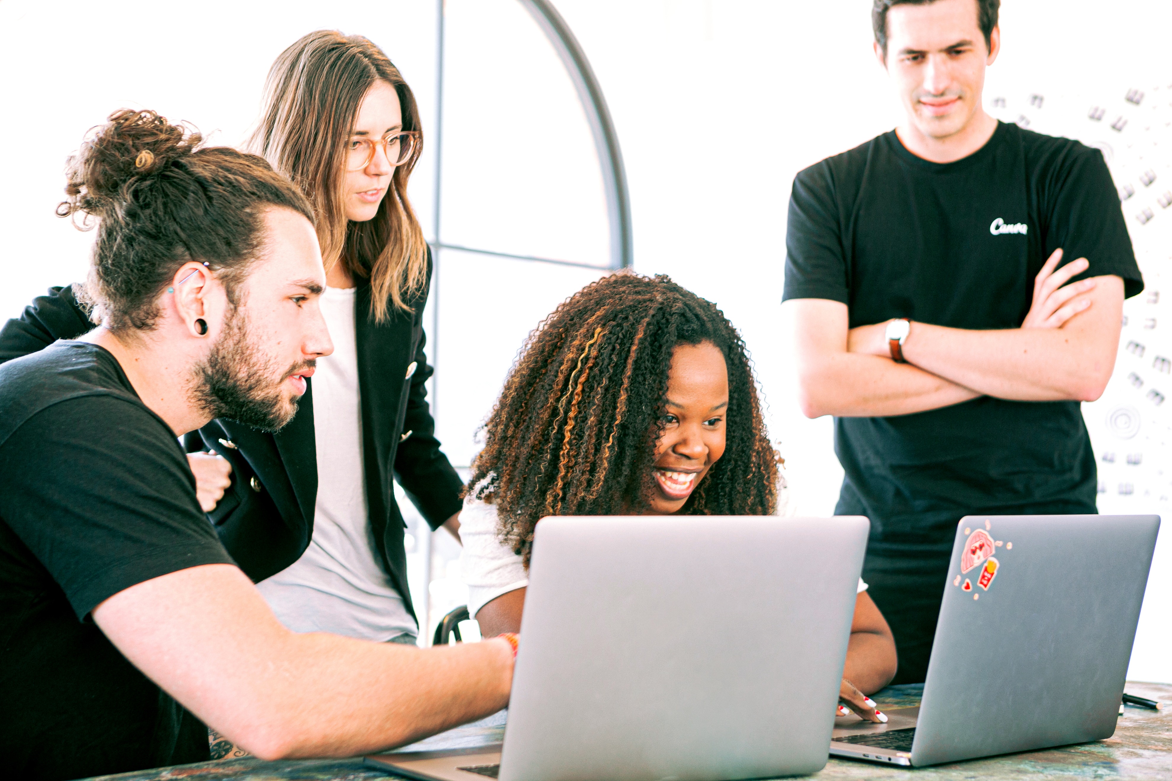 A União Internacional de Telecomunicações estima que os jovens representem quase ¼ do total de indivíduos usando a internet em todo o mundo - Foto: Pexels