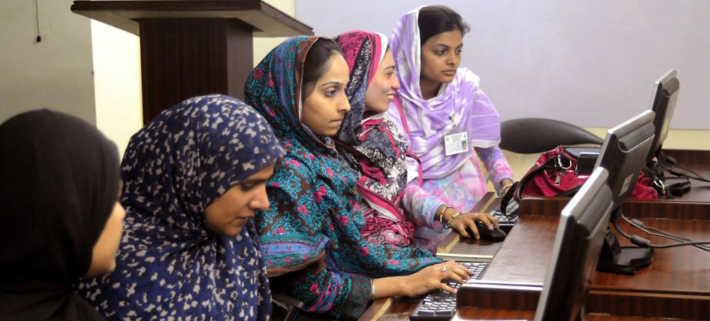 No Paquistão, alunas aprendem computação enquanto bilhões de pessoas em todo o mundo estão respondendo à pandemia COVID-19 com o uso de ferramentas digitais. Foto: Banco Mundial