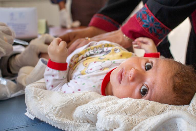 Em 16 de junho de 2020, Zuka, de 3 meses, recebe suas vacinas na clínica temporária instalada pelo UNICEF como alternativa improvisada para o centro de saúde que está sendo reabilitado no leste rural de Alepo, na Síria. Foto: UNICEF