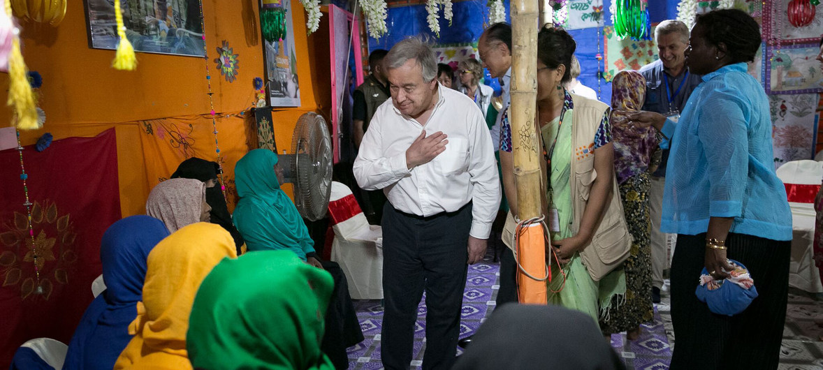 O chefe da ONU, em 2018, visitando um grupo de refugiados em Bangladesh. Foto: UNFPA Bangladesh/Allison Joyce