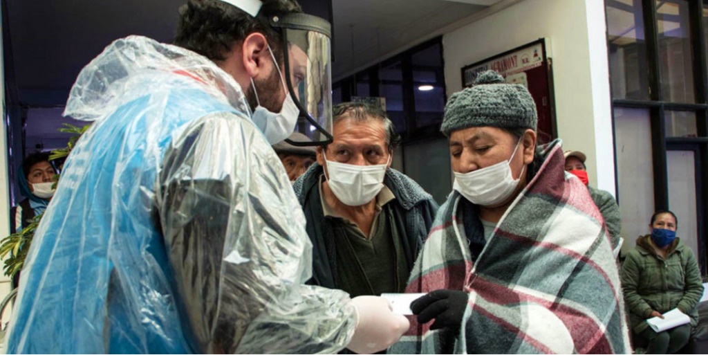 Durante a pandemia de COVID-19, o Programa Mundial de Alimentos (WFP) distribui cartões eletrônicos com dinheiro para 1.500 famílias em El Alto e La Paz, na Bolívia. Foto: WFP/Morelia Eróstegui