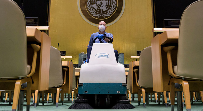 Funcionário de limpeza opera veículo de varredura dentro do hall da Assembleia Geral da ONU, em Nova Iorque. Foto: ONU/Manuel Elias