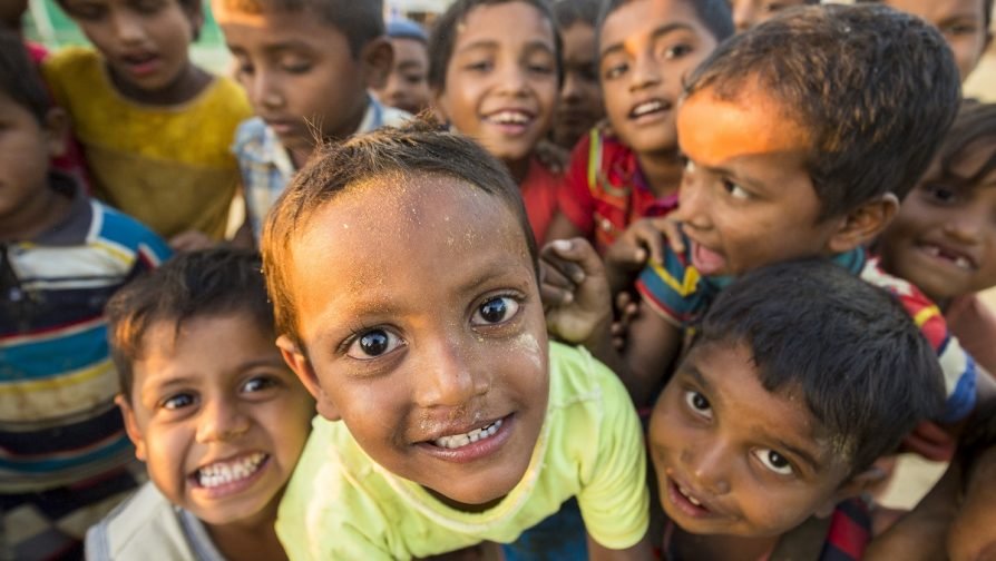 Crianças rohingya brincam no campo de refugiados de Kutupalong, em Bangladesh. Foto: ACNUR/Roger Arnold