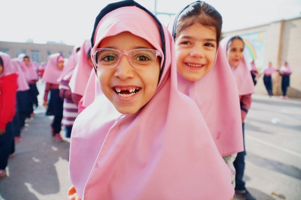 Na Escola Primária Vahdat em Isfahan, no Irã, a mistura de alunos refugiados e nacionais gera entusiamo entre as crianças. Foto: ACNUR/Mohammad Hossein Dehghanian