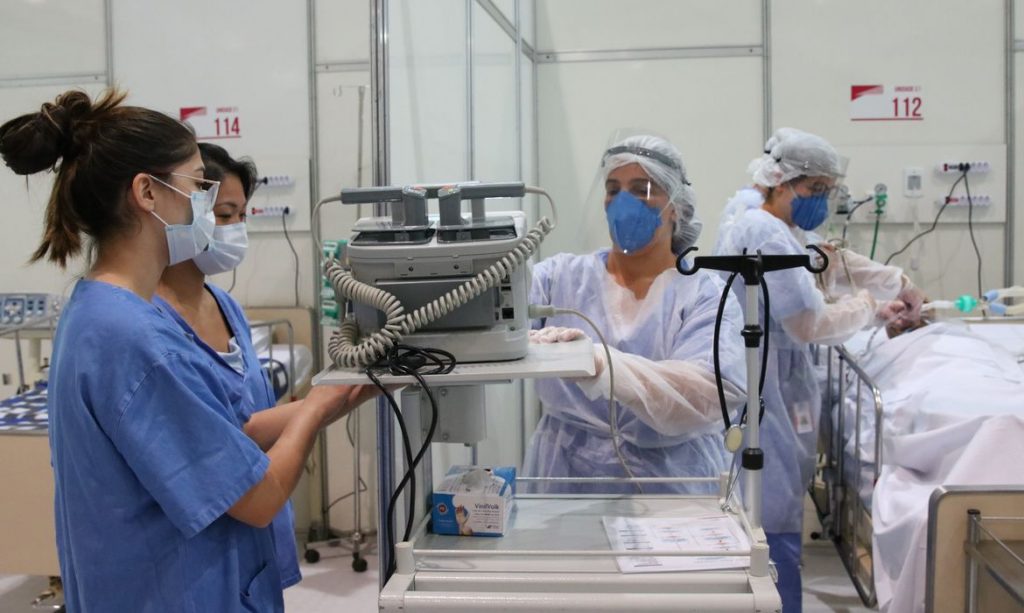 Médicos fazem treinamento no hospital de campanha para tratamento de COVID-19 do Complexo Esportivo do Ibirapuera, em São Paulo (SP). Foto: Agência Brasil/Rovena Rosa