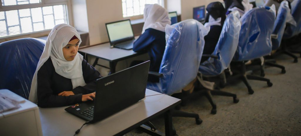 Alunos usam laptops fornecidos pelo UNICEF em uma escola secundária em Sanaa, Iêmen. Foto: UNICEF/Hani Alansi