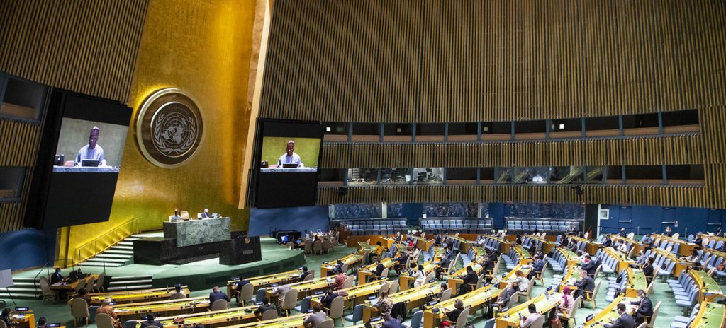 Delegados cumprem distanciamento social antes da abertura da 75ª sessão na terça-feira (15). Foto: ONU/Eskinder Debebe