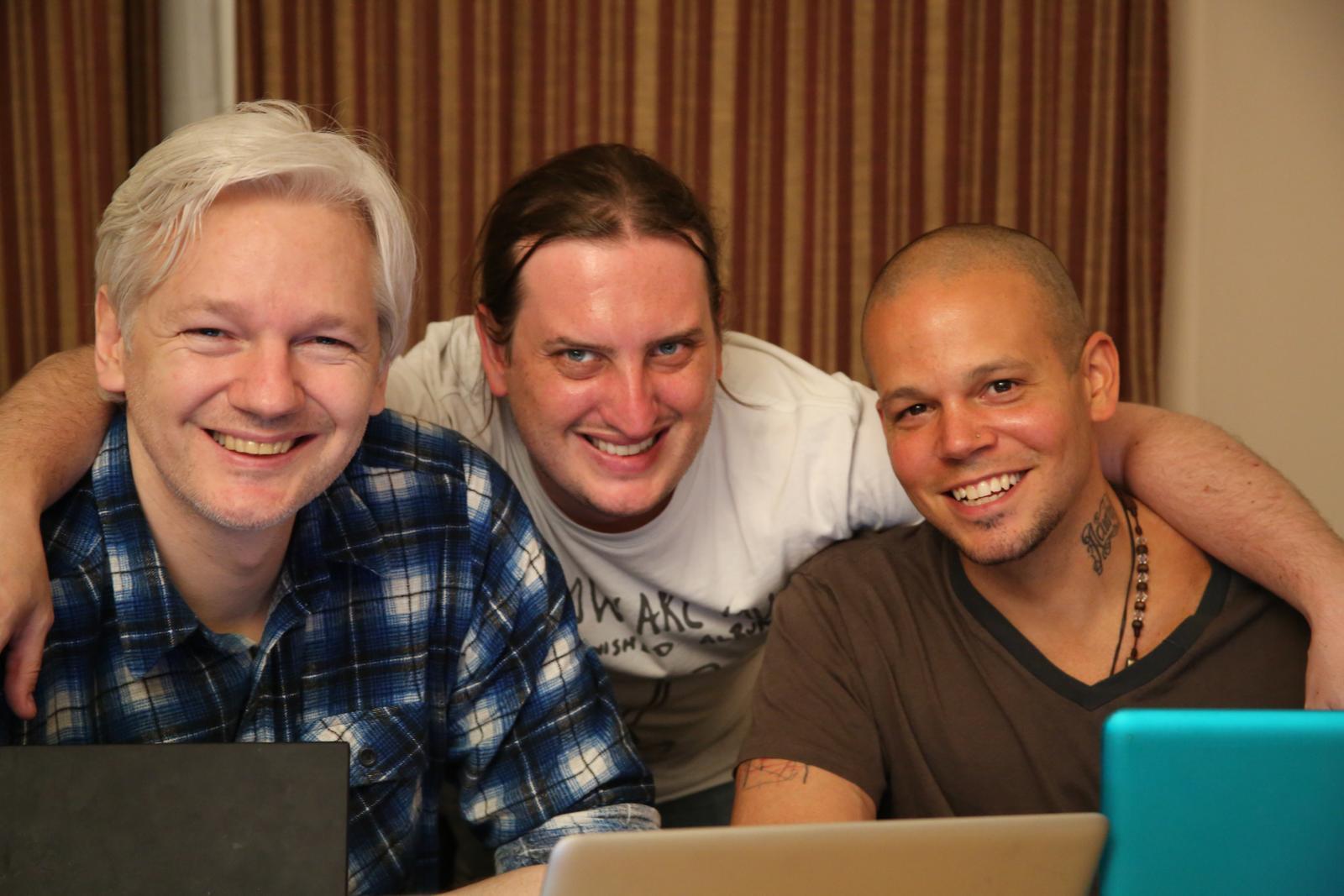 O diretor Juan Passarelli com Julian Assange e o vocalista da banda Calle 13, Residente