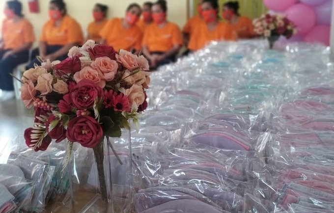 Mulheres custodiadas no Centro de Detenção Provisória Feminino de Manaus participaram do curso de produção de máscaras de tecido para prevenção da COVID-19. Foto: SEAP