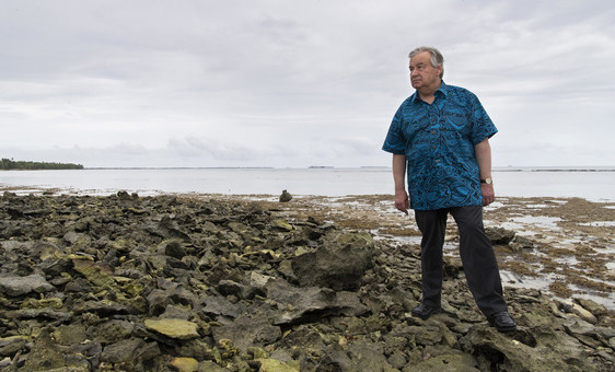 Secretário-geral na ilha de Tuvalu, no Pacífico, em 2019, uma região ameaçada pela mudança climática, Foto ONU/Mark GartenSecretário-geral na ilha de Tuvalu, no Pacífico, em 2019, uma região ameaçada pela mudança climática, Foto ONU/Mark Garten