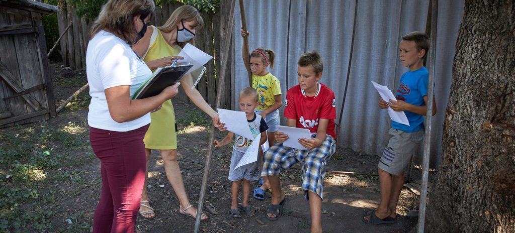 Assistente social e psicóloga interagem com crianças na Ucrânia. Foto: UNICEF/Pavel Zmey