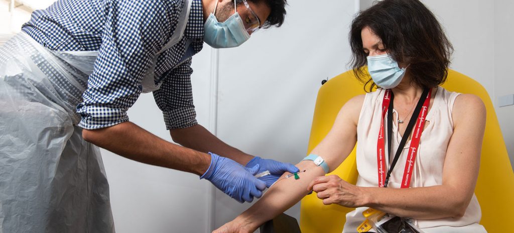 Ensaio para desenvolver uma vacina para o coronavírus está em andamento no Instituto Jenner da Universidade de Oxford. Foto: Universidade de Oxford / John Cairns