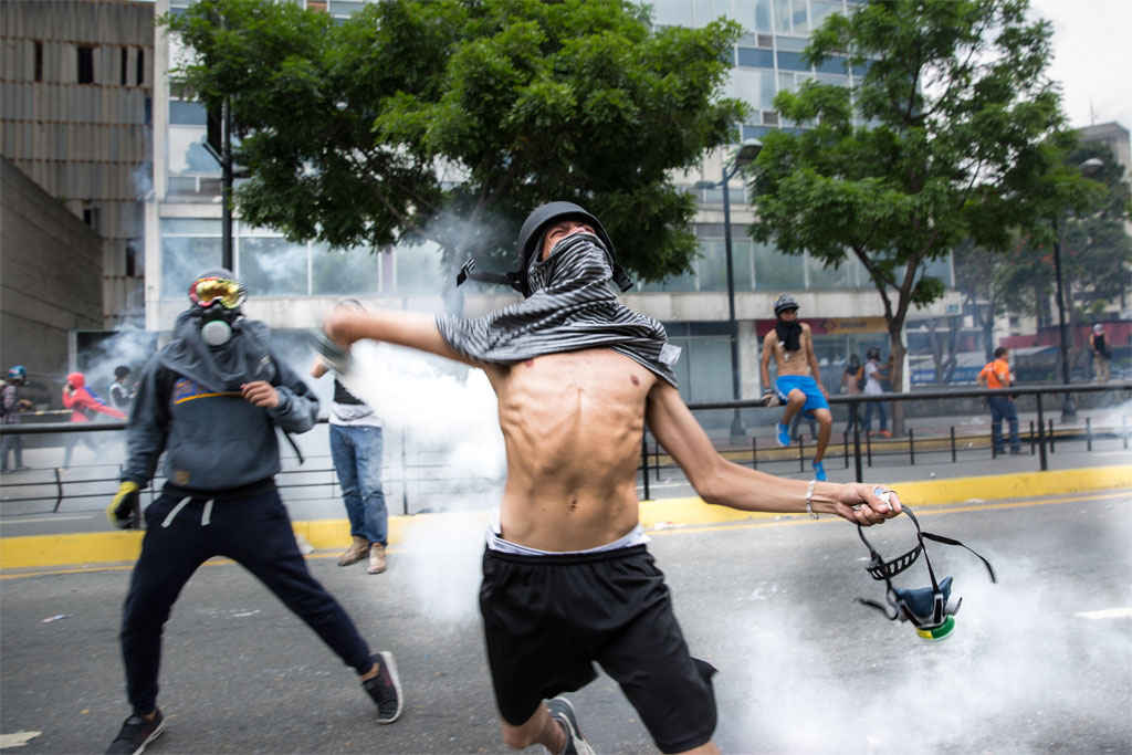 Manifestantes em La Castellana, bairro do leste de Caracas, Venezuela. Foto: Helena Carpio/IRIN