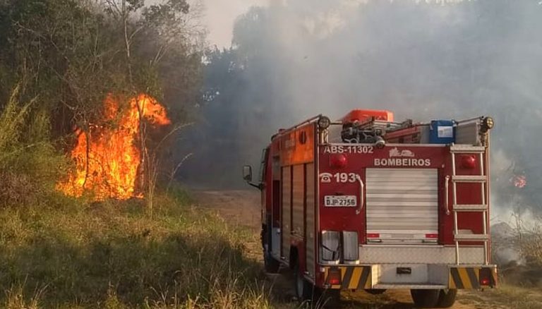 Carro de bombeiro chega para apagar chamas