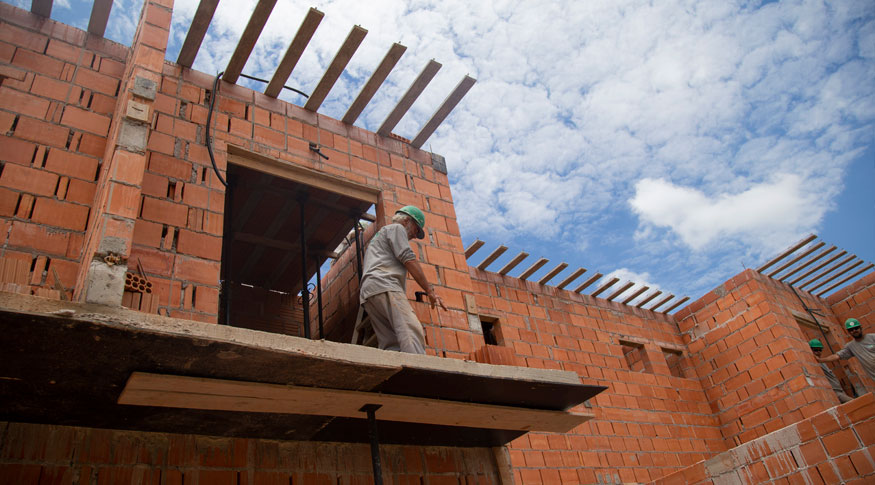 #PraCegoVer homens trabalhando numa construção ainda em tijolos