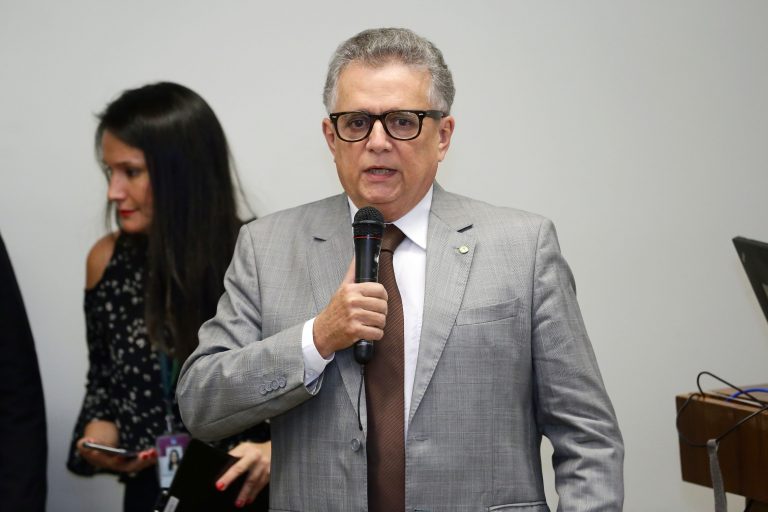 Deputado Flávio Nogueira discursa em evento