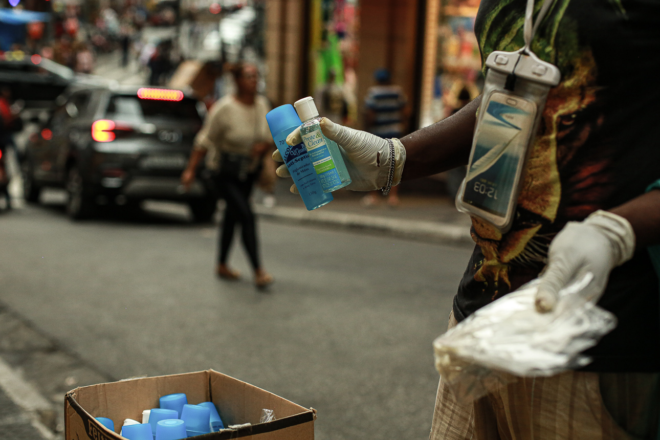 Vendedor ambulante vende álcool em gel e máscaras nas ruas de São Paulo