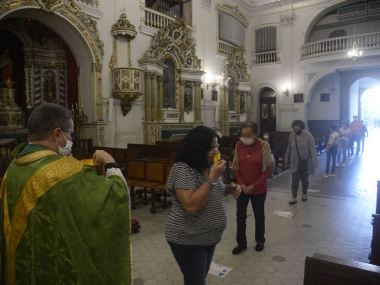 Saúde - coronavírus - religião igrejas católica missas padres fiéis fé cuidados máscaras distanciamento social (Igreja Matriz de Nossa Senhora da Glória, Rio de Janeiro-RJ)