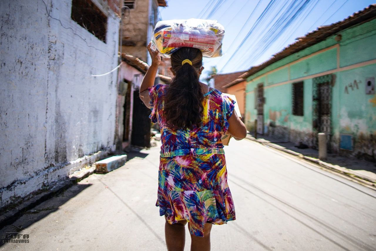 Na linha de frente contra a Covid-19, mulheres lutam para se apoiar em favelas do Brasil