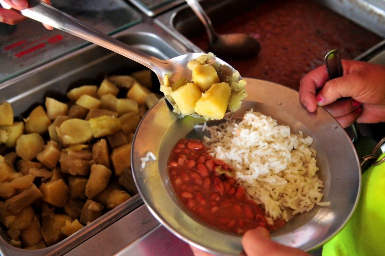 Prato com arroz e feijão